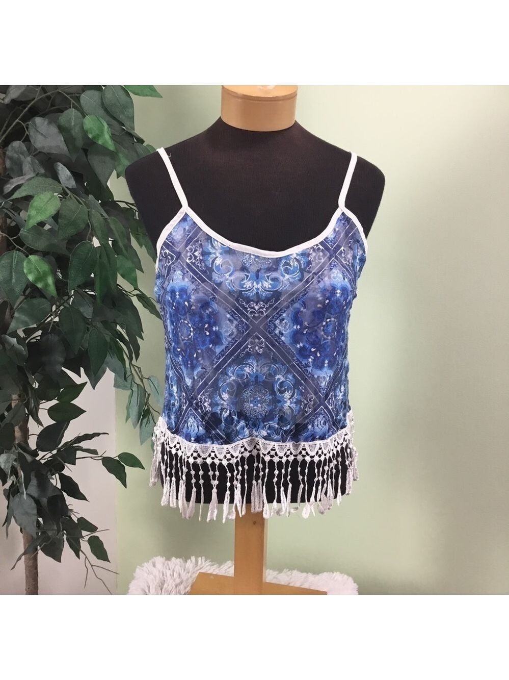 Rue 21 Medium crop with crochet trim
